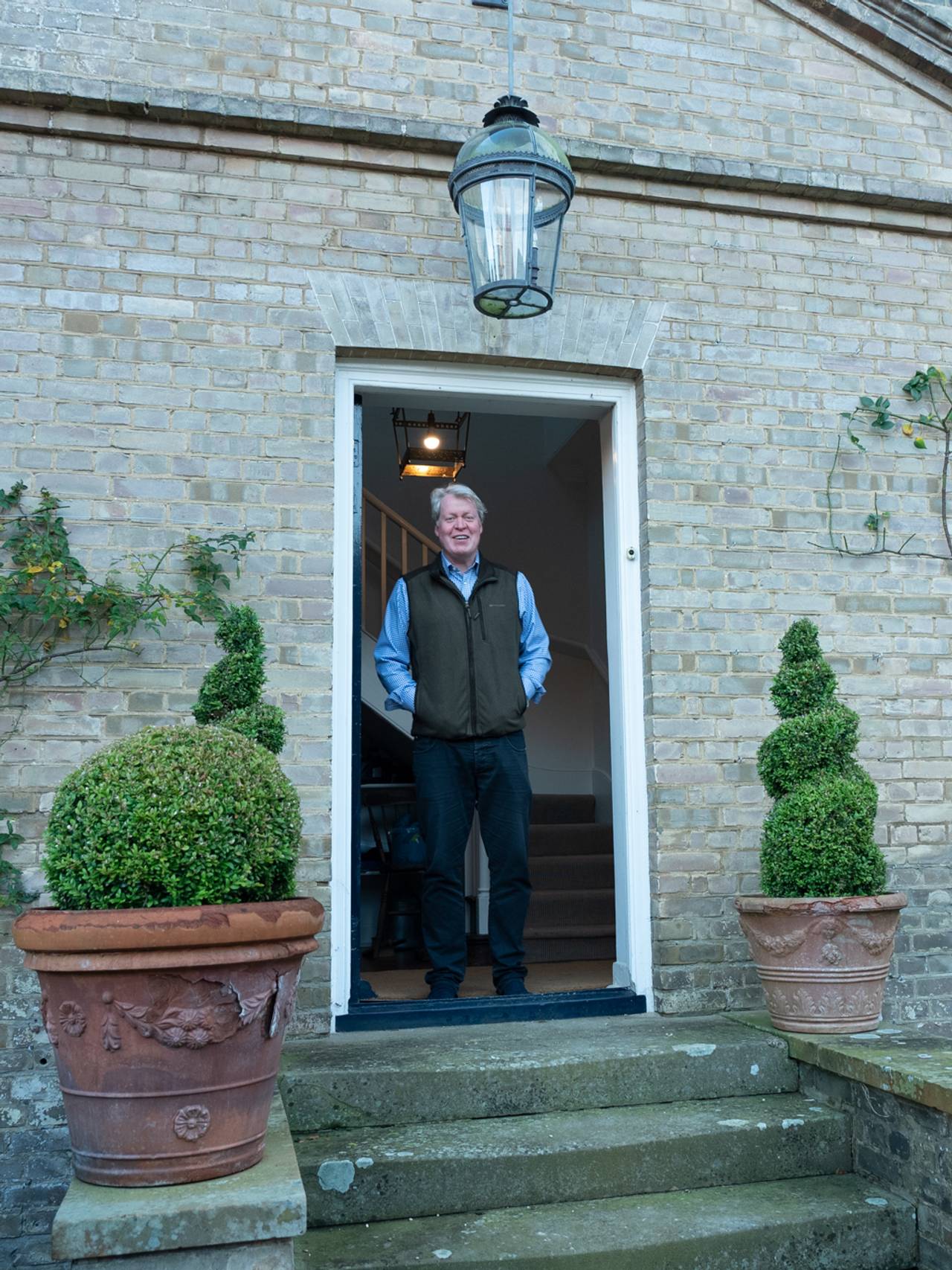 Charles Spencer i kjøkkendøra på Althorp gods
