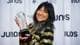 AP Buffy SaintMarie holder opp en pris for årets utfolksmusikkalbum under Juno Galla Dinner og Awars show i 2018.