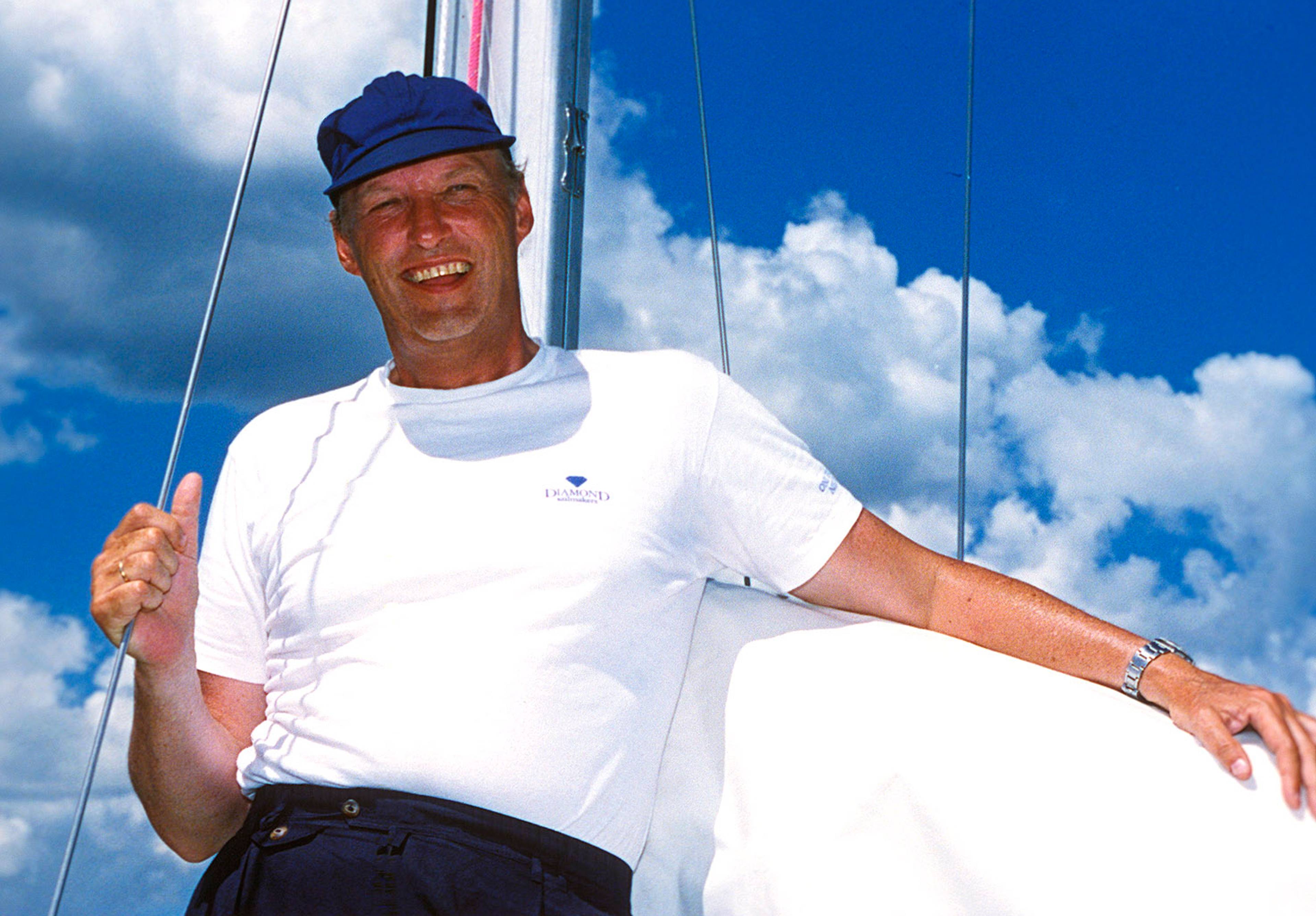 København juli 1992.Kong Harald deltar i seil-VM for entonnere.Her ombord i "FRAM XI".Foto;Lise Åserud / NTB / SCANPIX