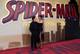 THOMAS COEX / AFP,NTB Skuespillerne Tom Holland og Zendaya poserer foran en stor "Spider-Man" logo. De er kledd i festantrekk. Bak dem er det en bakgrunn med en silhuett av en by og flere bygninger. Gulvet er rødt med "Spider-Man" logo gjentatt. (Bildebeskrivelsen er laget av en KI-tjeneste)