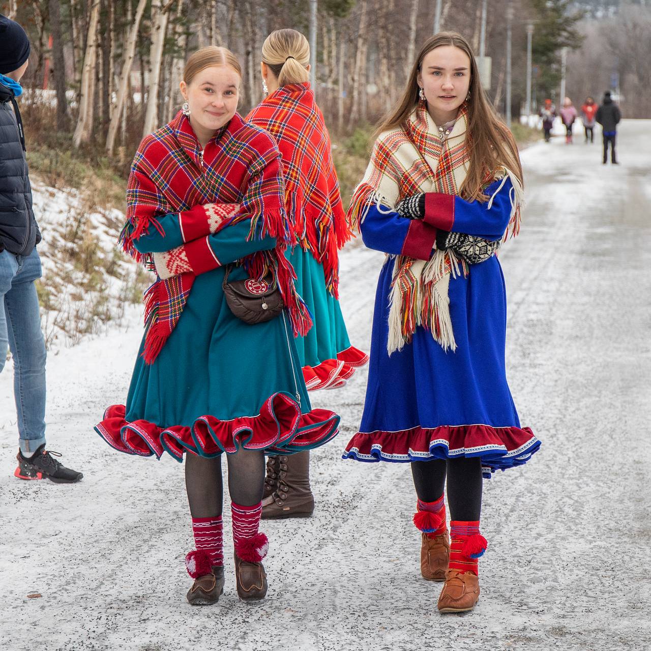 Folk ankommer åpningen av Sametinget.
