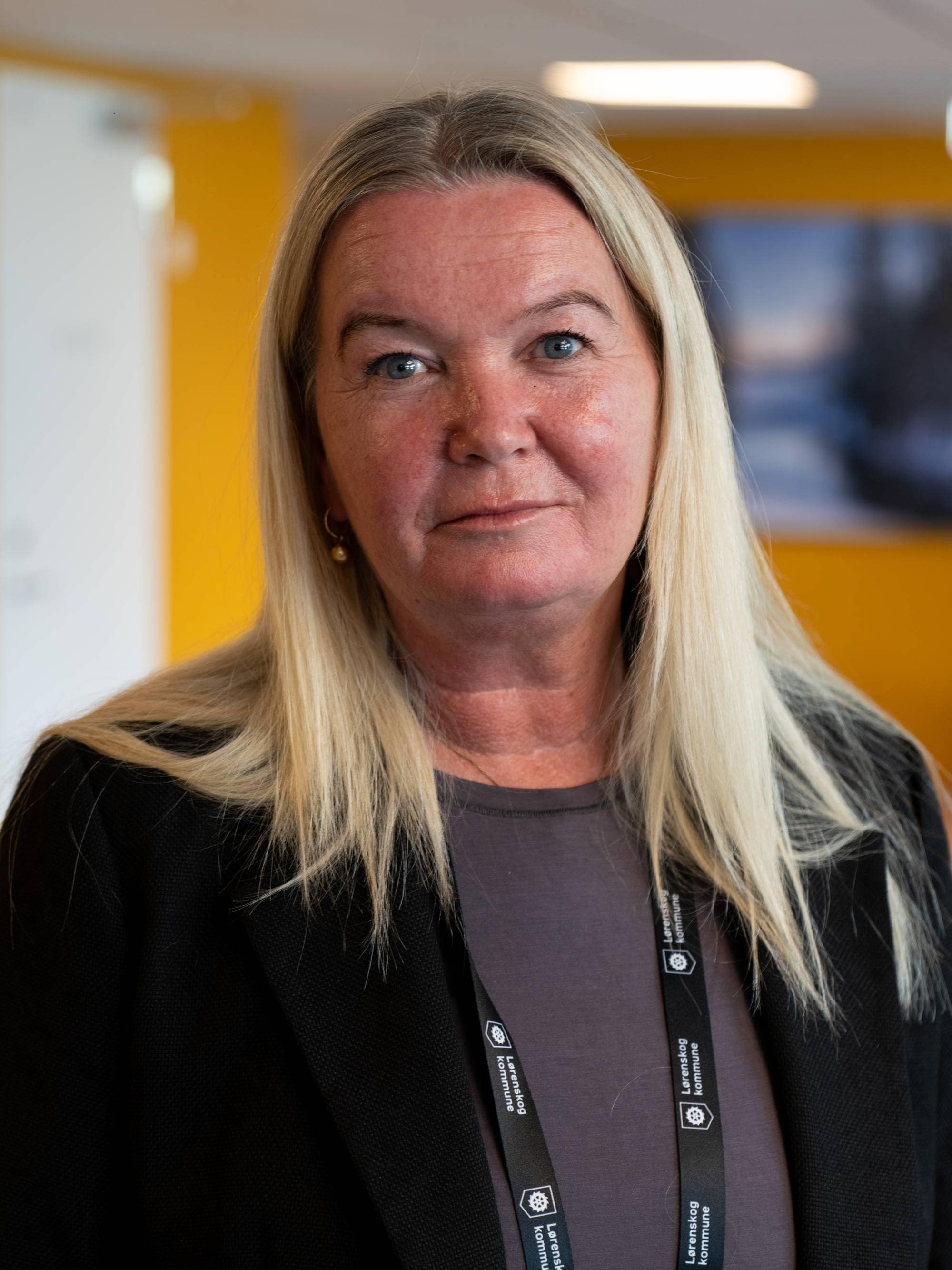 Amine Mabel Andresen som stiller til et portrettbilde for NRK