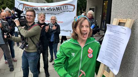 Marianne Aanerud i "Bergens Mødre" under demonstrasjon for Bybanen langs Bryggen
