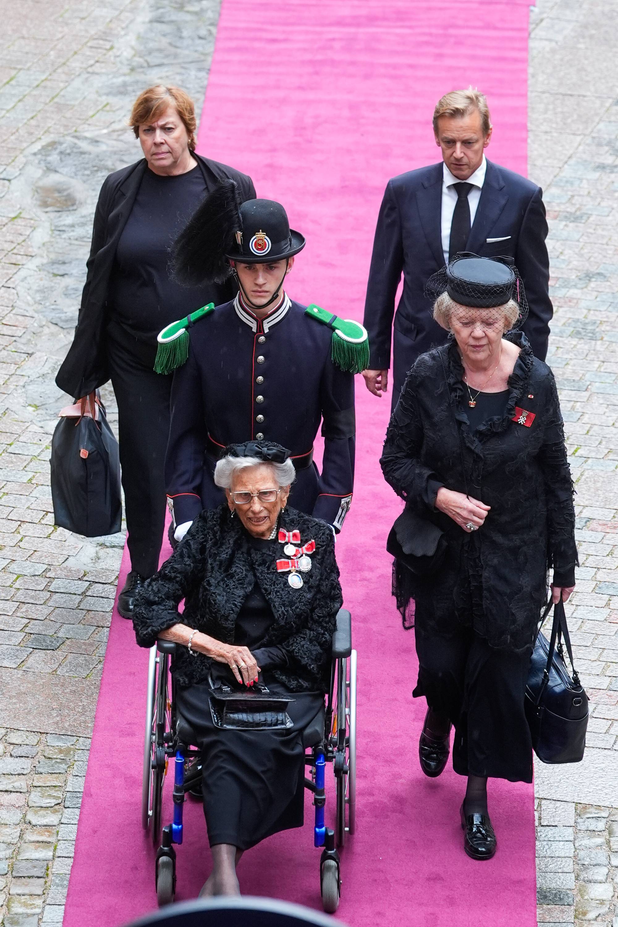 Prinsesse Astrid på vei inn i kirken på Akershus festning
