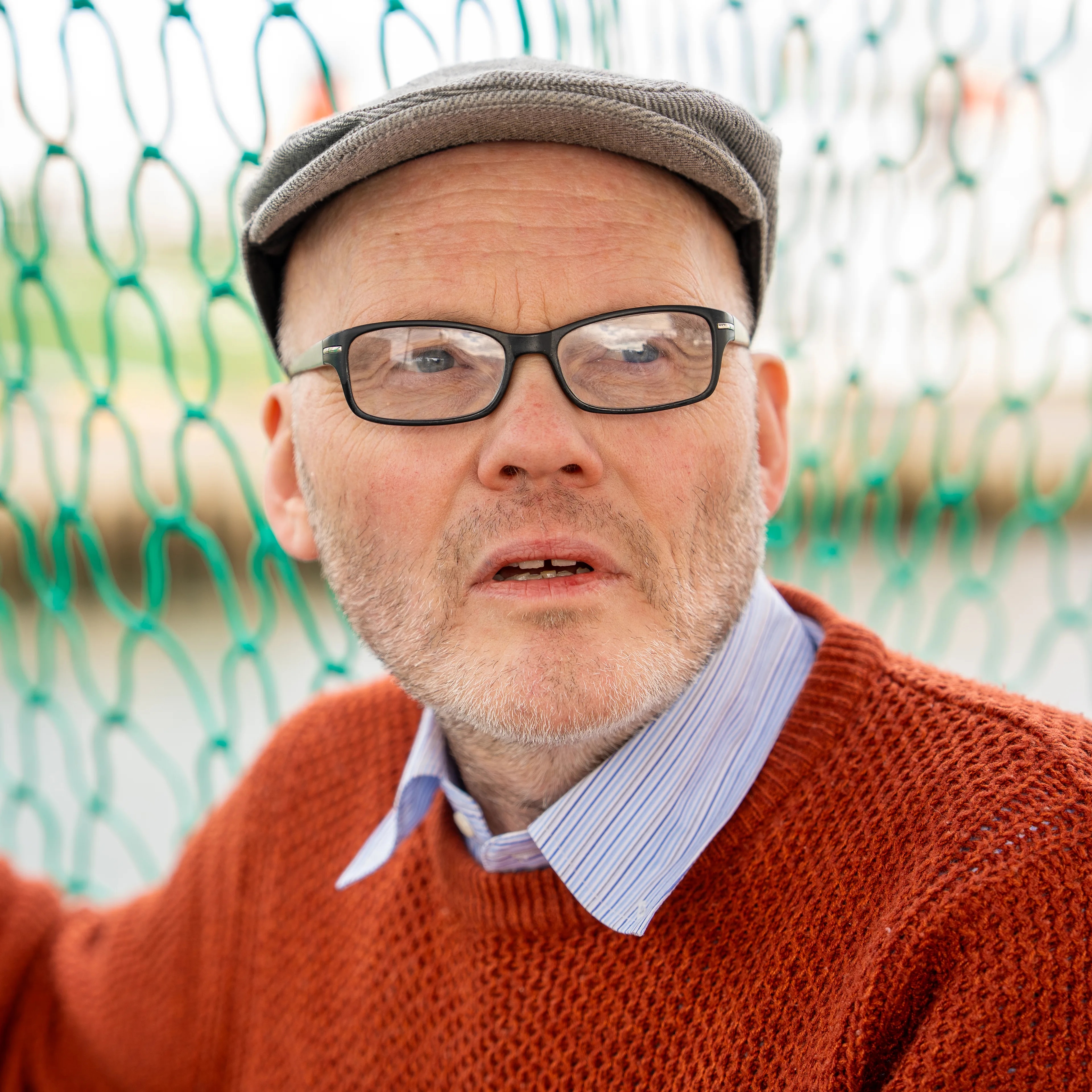 En mann med briller (Bildebeskrivelsen er laget av en KI-tjeneste)