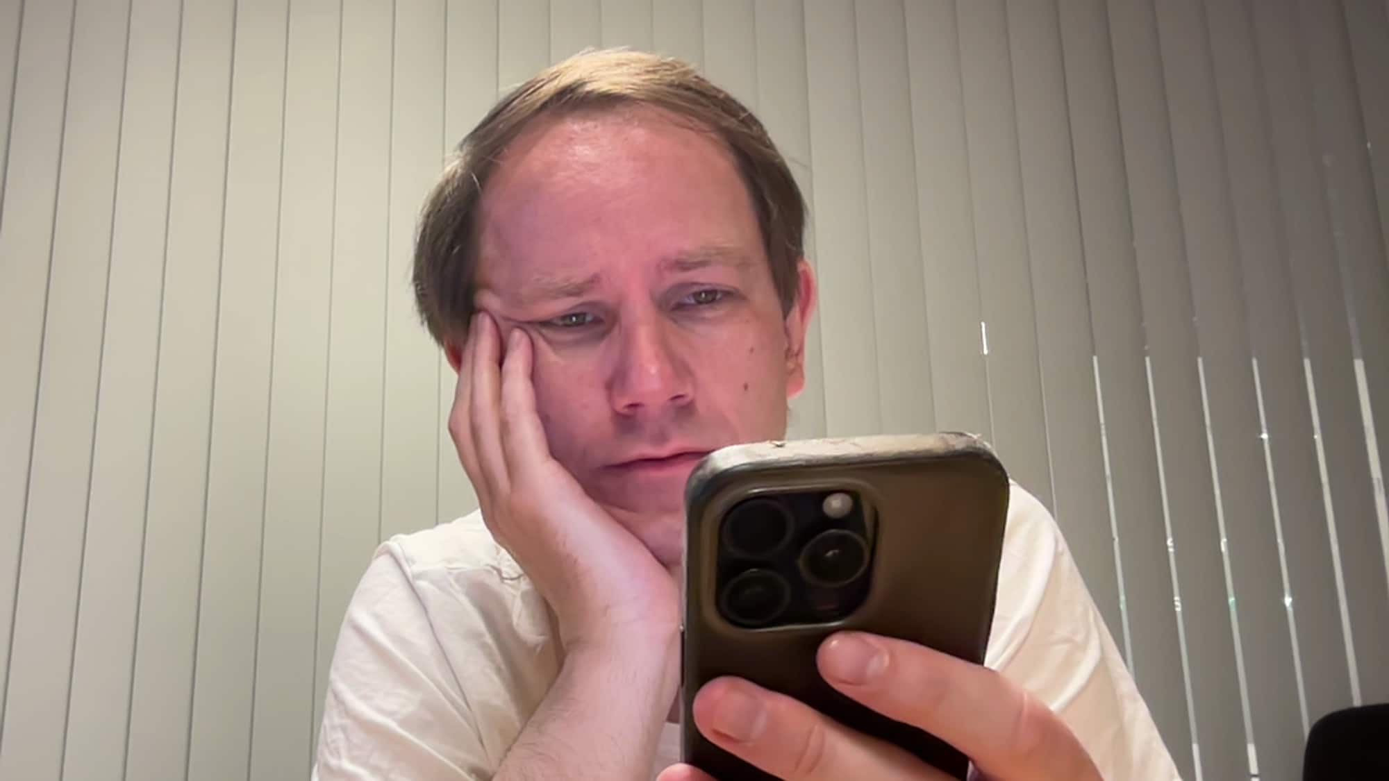 Bilde av NRKs journalist på tråden med en telefonsvindler