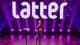 Sara Solberg Larsen / Latter En mann står på en scene foran et stort lysende banner med teksten "latter". Han holder en mikrofon og ser ut mot publikum. Scenen er opplyst med lilla spotlights. Nederst i bildet sees publikum. (Bildebeskrivelsen er laget av en KI-tjeneste)