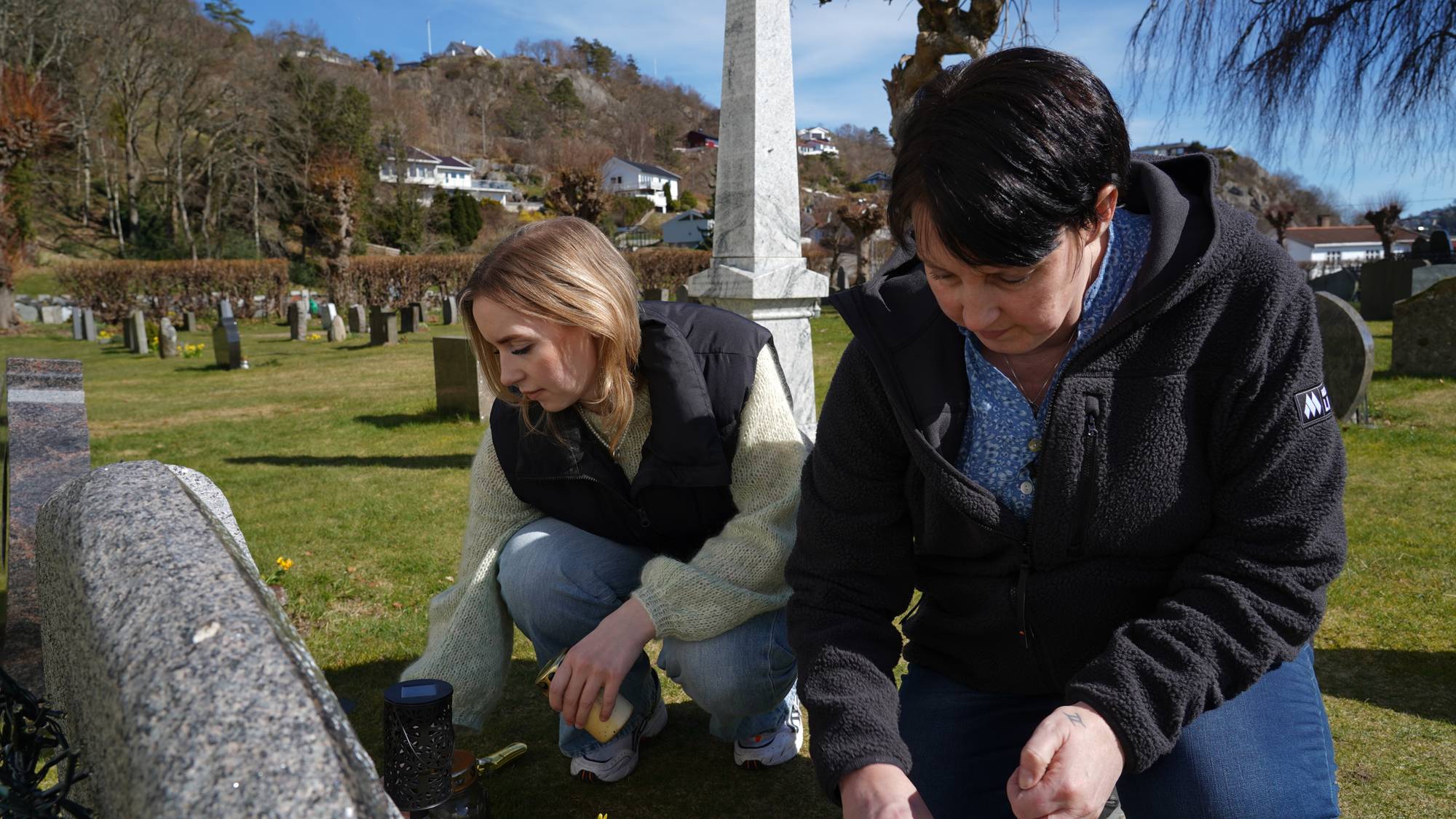 Mor Lene og datter Celine på graven på Mandal kirkegård