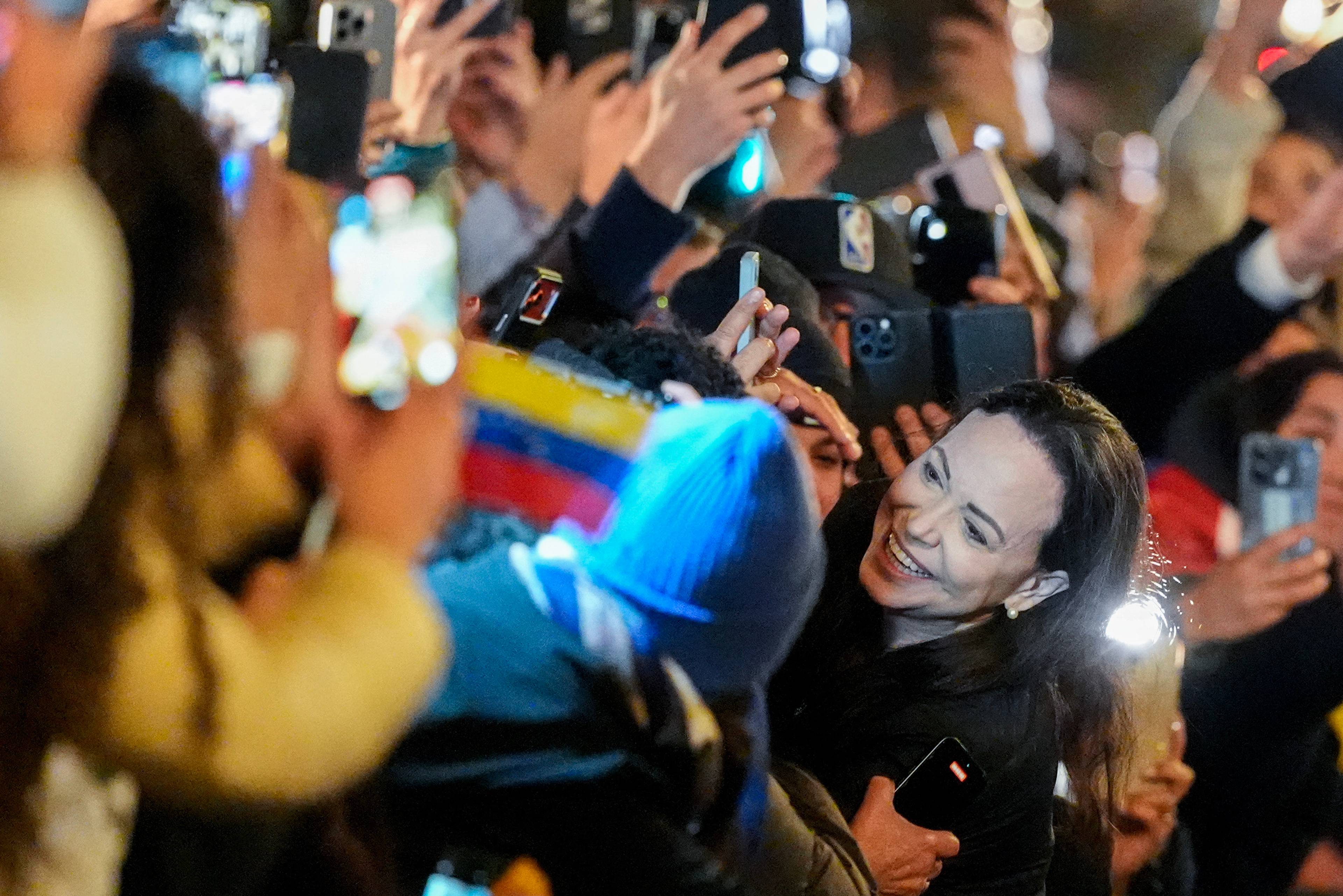 Nobels fredsprismottaker Maria Corina Machado hilser på støttespillere utenfor Grand hotel i Oslo natt til torsdag