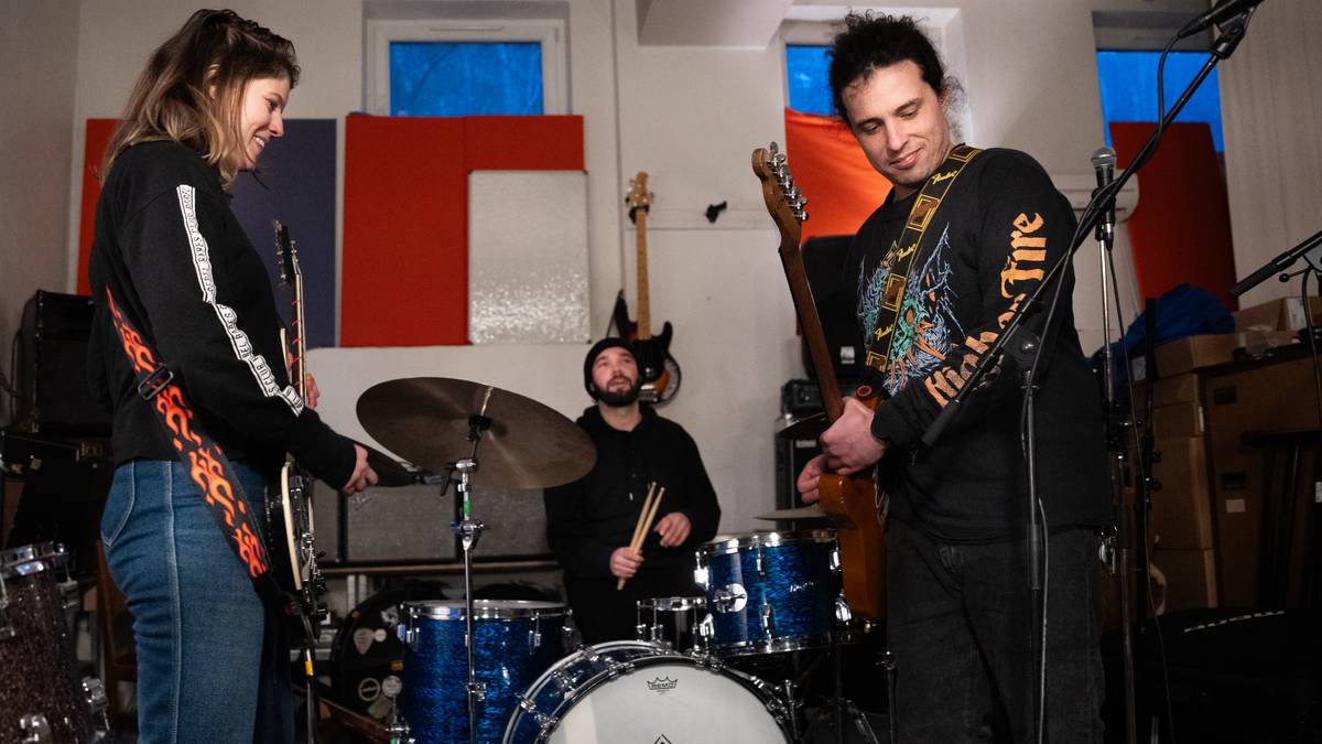 NRK-undersøking: Det florerer av KI-genererte låtar på norsk Spotify-liste