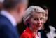 JOHN THYS / AFP / NTB Ursula von der Leyen med et hvitt stoff i ansiktet