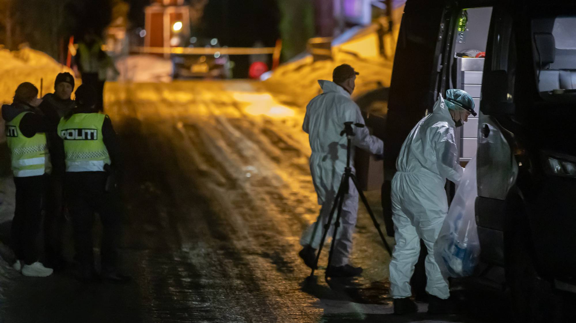 Politi og kriminalteknikere på åstedet etter drapet på Marita Løfshus Haugen på Løkken Verk. Jørn Andersen er tiltalt for drapet. 