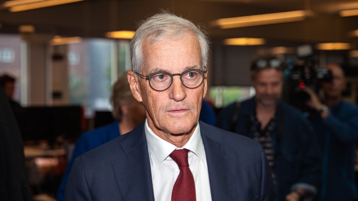 en mann iført dress og slips