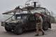 FOTO:Andriyyenko / AP / NTB 軍用車の隣に立っている男