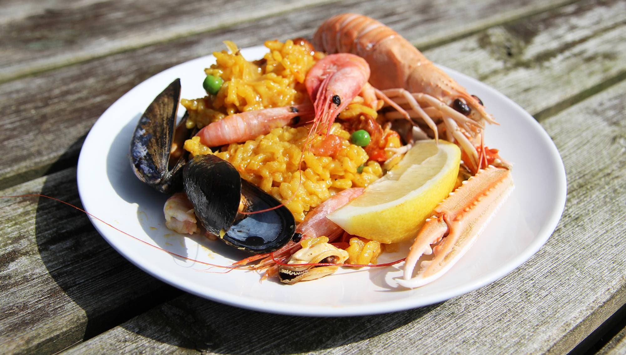 Paella med chorizo, kylling og skaldyr NRK Mat Oppskrifter og