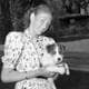 NTB Prinsesse Astrid er fotografert på Skaugum i 1946 mens hun holder familiens hund på armen.