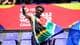 Juan Barbosa / REUTERS,NTB En person med Sør-Afrikas flagg gir tommel opp. Bakgrunnen viser en reklame for HSBC World Rugby Sevens Series. Personen står foran tomme tribuneseter. Et annet flagg er synlig til høyre. (Bildebeskrivelsen er laget av en KI-tjeneste)