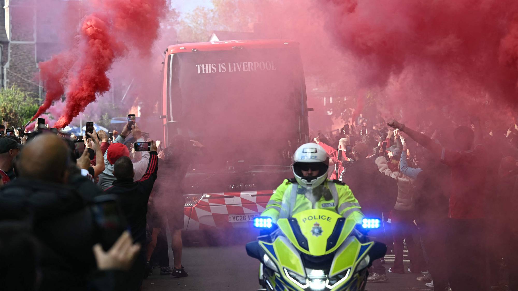 Liverpool-bussen ankommer utenfor Anfield