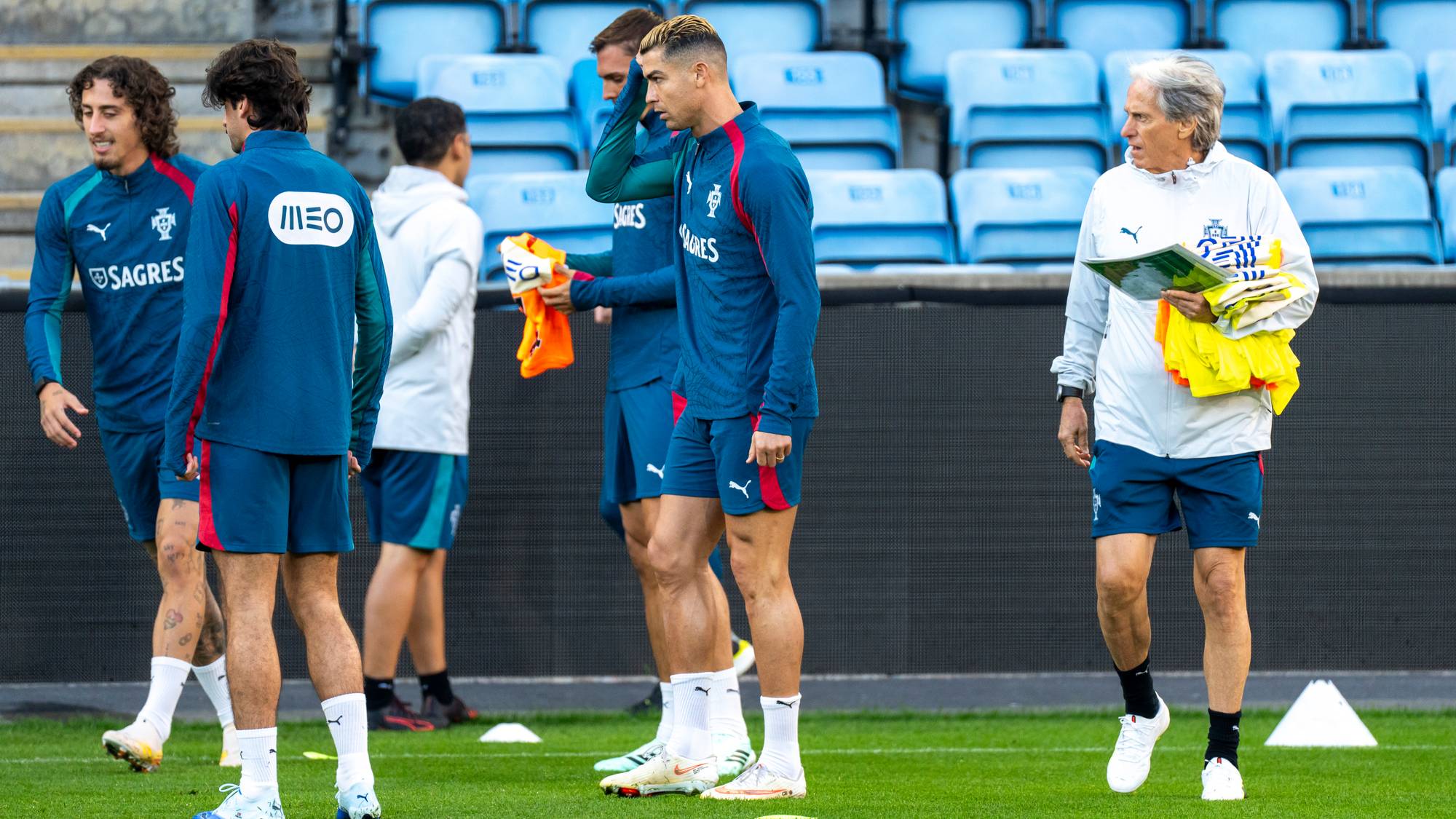 Cristiano Ronaldo og landslagssjef Jorge Jesus under Portugals trening på Ullevaal stadion før søndagens fotballkamp i nasjonsligaen mellom Norge og Portugal.