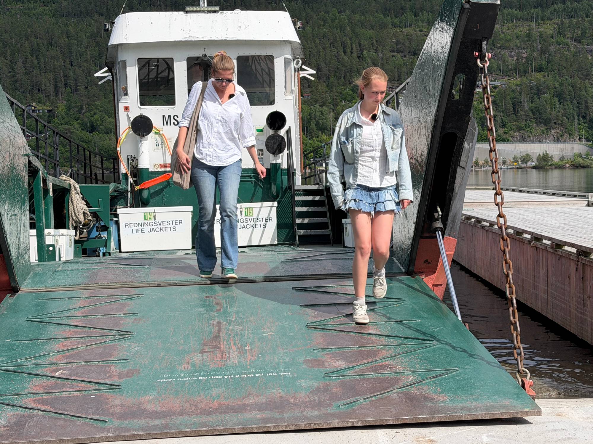 går av ferje