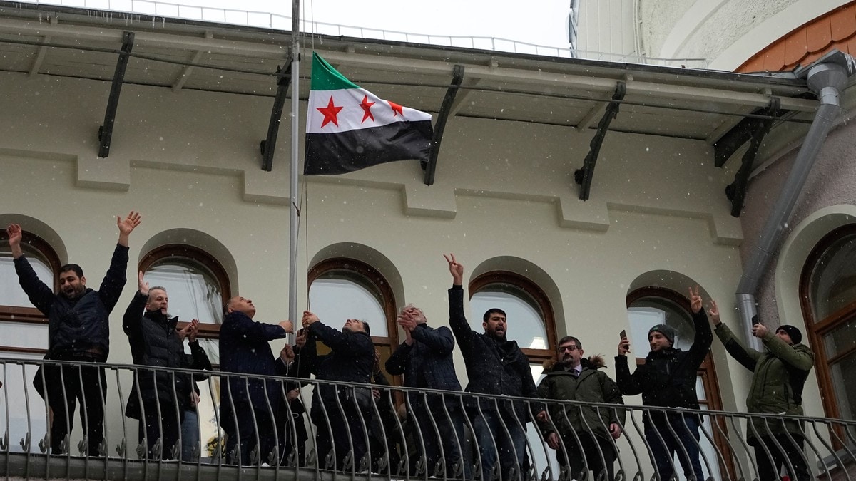 Syrias ambassade i Moskva har byttet flagg