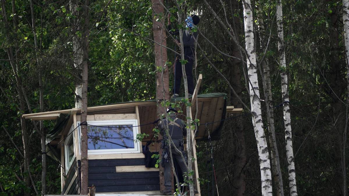 Aksjonister har barrikadert seg i trehytte: Politiet har tatt seg opp