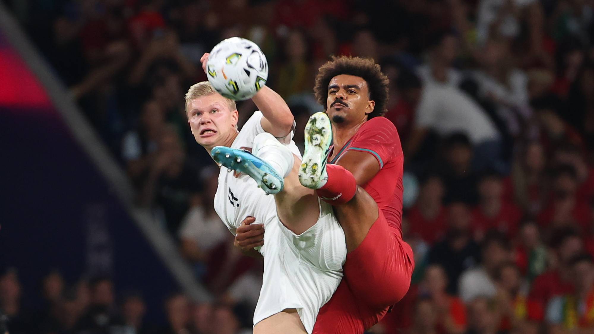 fotballspillere i duell