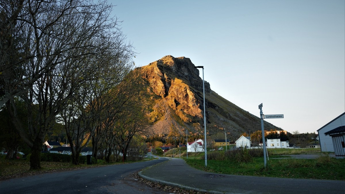 Lur&oslash;y troner &oslash;verst p&aring; restskatt-toppen
