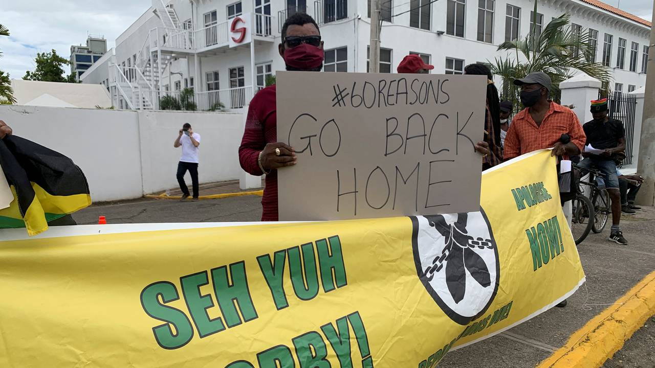 I manifestanti fuori dal consolato britannico in Giamaica chiesero alla coppia del duca di tornare a casa, chiedendo un risarcimento finanziario per l'età della schiavitù.
