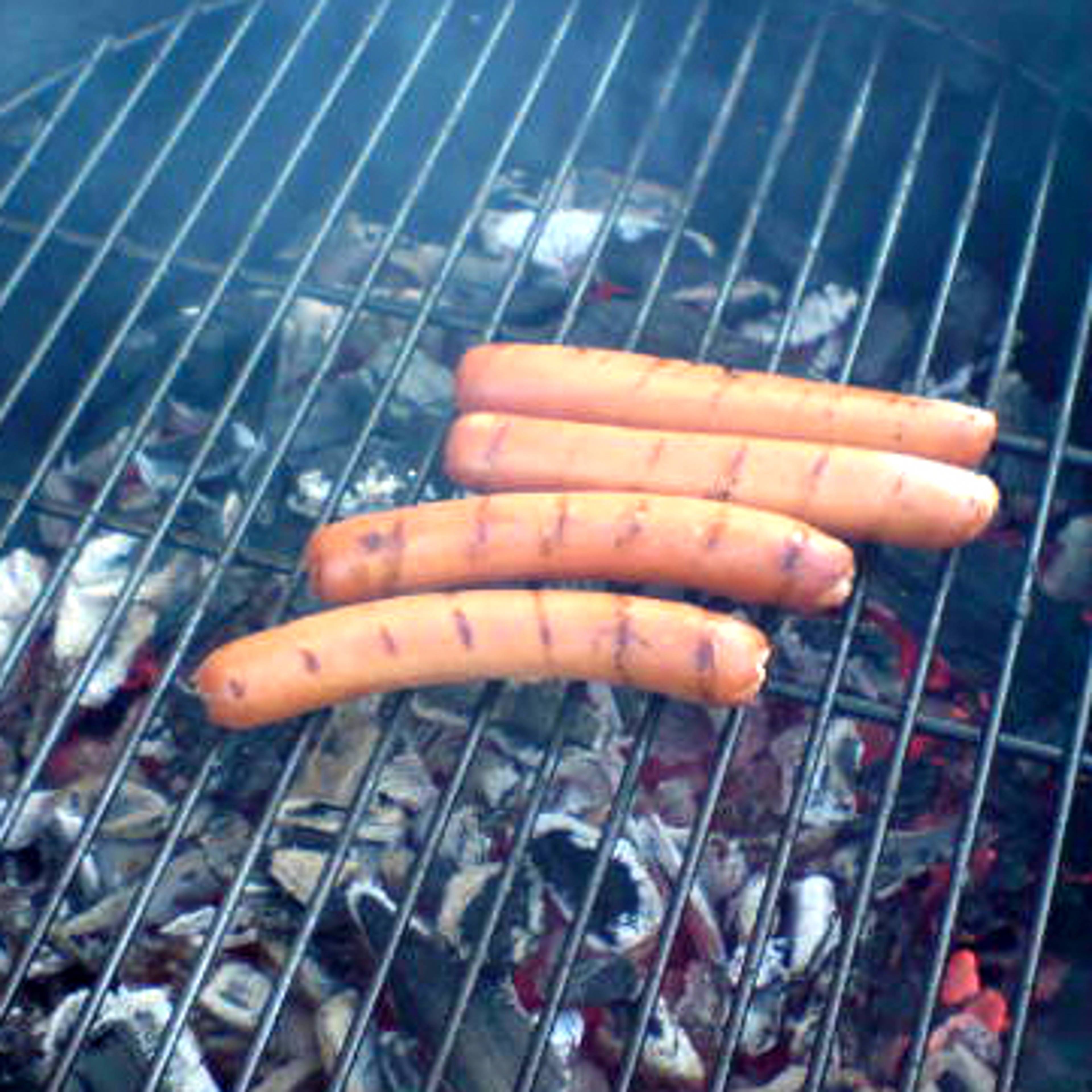 Fire pølser på en grill