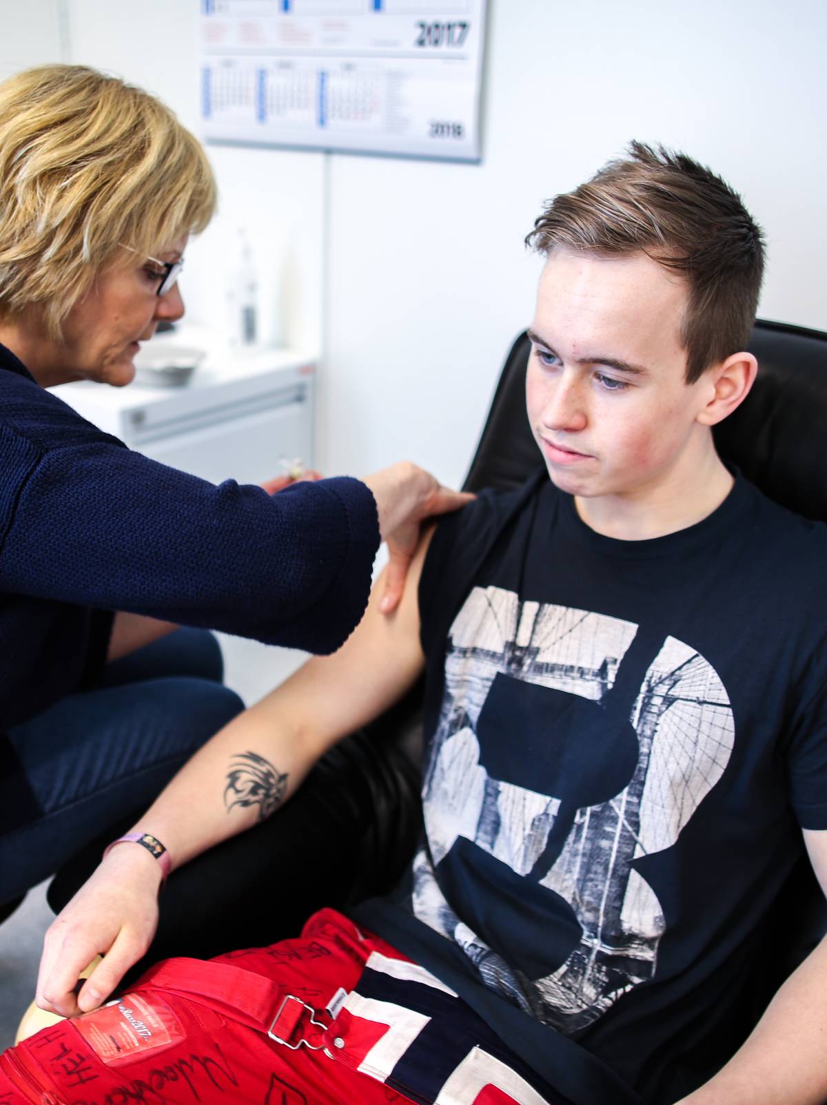 Ikki siklar eshakda sikishadi Rus porno xotini va ikki