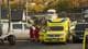 Foto: Dina Gjertine Svendal Kleiven / NRK Ambulansepersonell står ved en gul ambulanse på et havneområde. Flere kjøretøy er parkert i nærheten. (Bildebeskrivelsen er laget av en KI-tjeneste)