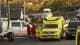 Foto: Dina Gjertine Svendal Kleiven / NRK Ambulansepersonell står ved en gul ambulanse på et havneområde. Flere kjøretøy er parkert i nærheten. (Bildebeskrivelsen er laget av en KI-tjeneste)