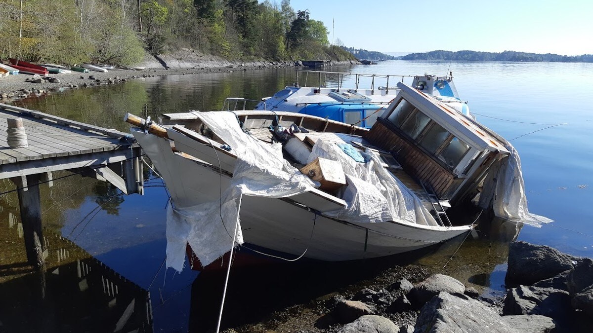 Båtvrak ligger strødd langs kysten – ønsker nytt småbåtregister for å rydde opp