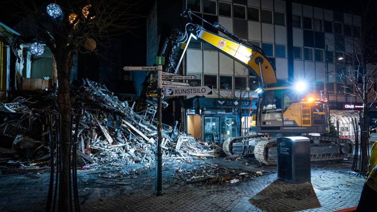 Holder vakt på brannstedet gjennom natten: – Dette har vært en dramatisk dag