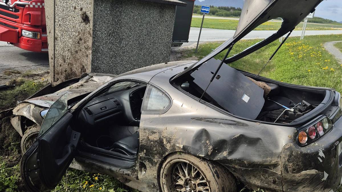 Bil gikk rundt og havnet på taket