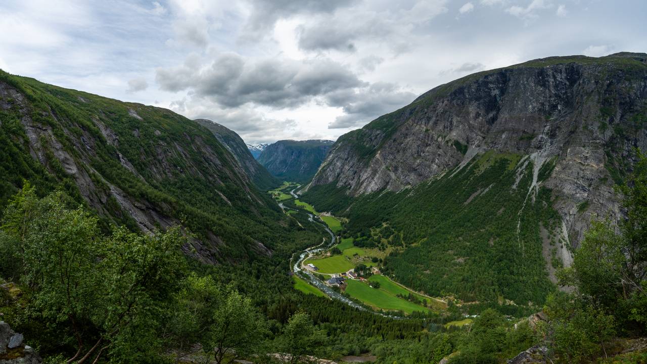 Eikesdal sett frå Aursjøvegen. Elva Aura er stor på grunn av overløp på Aursjøen.