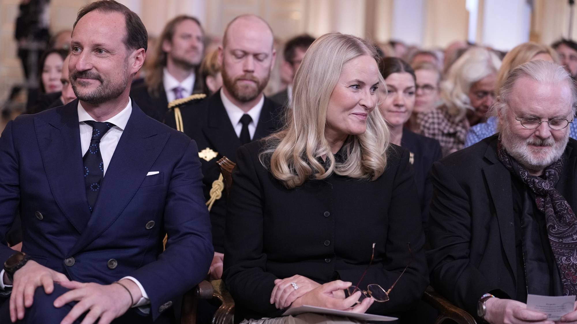 Kronprins Haakon og kronprinsesse Mette Marit under årets Fosseforedrag på Slottet.