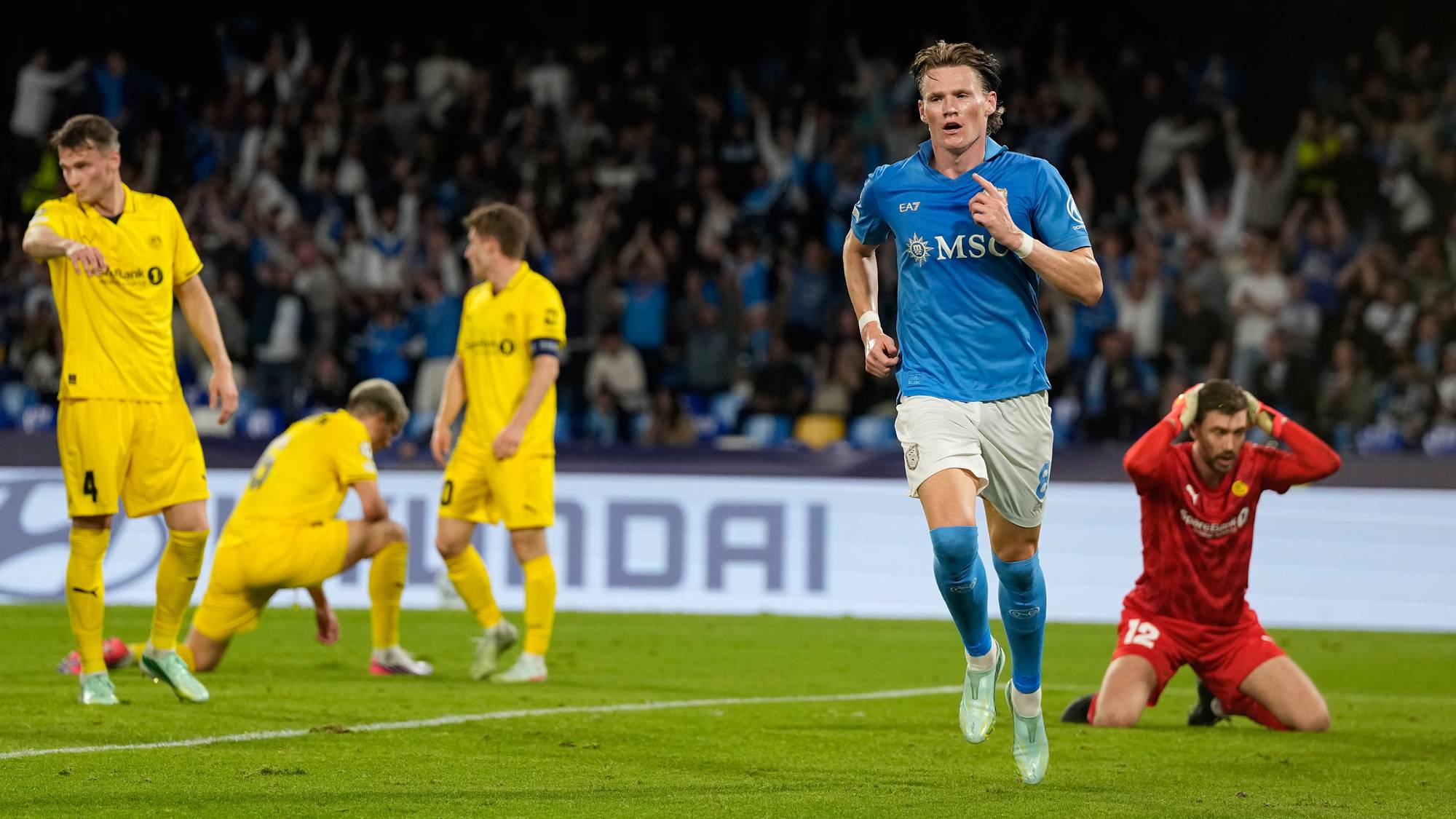 Jens Cajuste jubler i lyseblå Napoli-drakt på banen mens motspillere i gult og rødt ser skuffede ut. (Bildebeskrivelsen er laget av en KI-tjeneste)