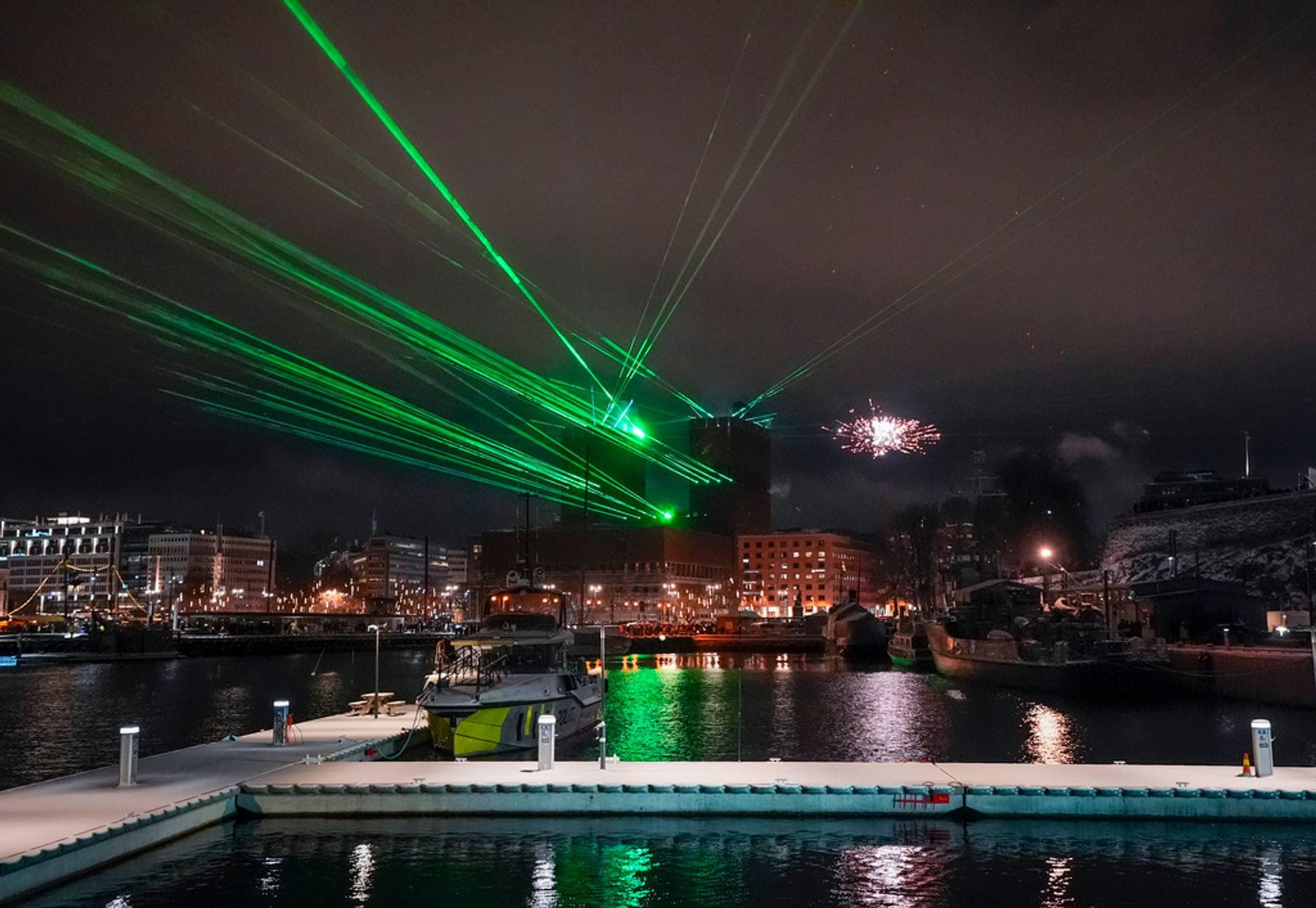 Oslo kommune ringer det nyet året inn med et laser-lysshow fra rådhuset, nyttårsaften 2024 til 2025.