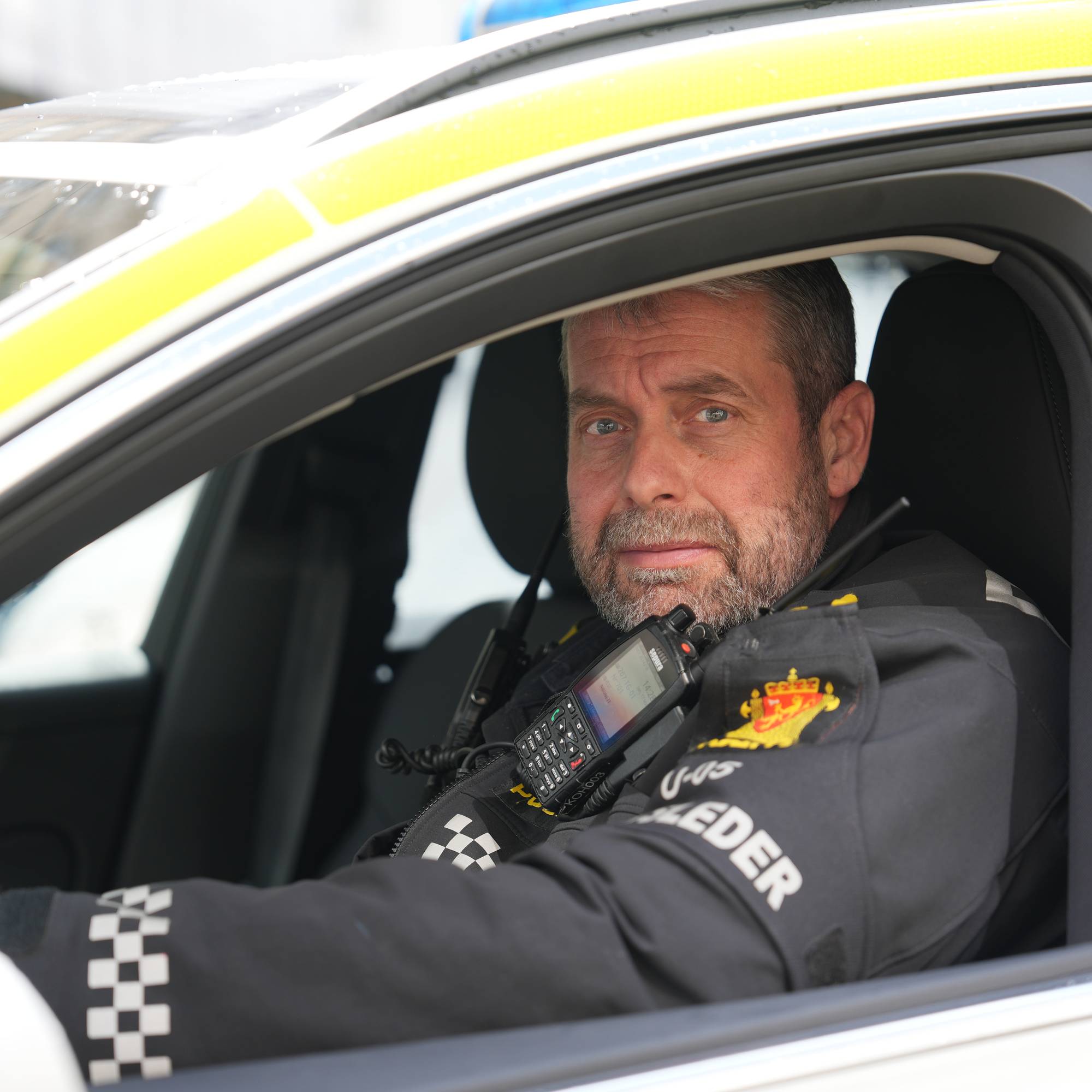 Innsatsleder Kent-Ove Haaland i politiet sitter i politibilen under 17. mai-feiringen i Bergen sentrum. 