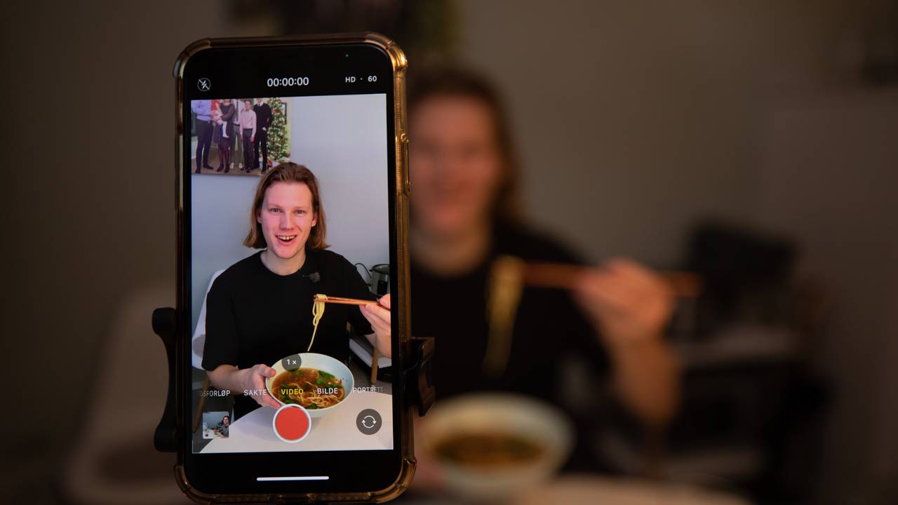Kristoffer Bringslid spiser nudler