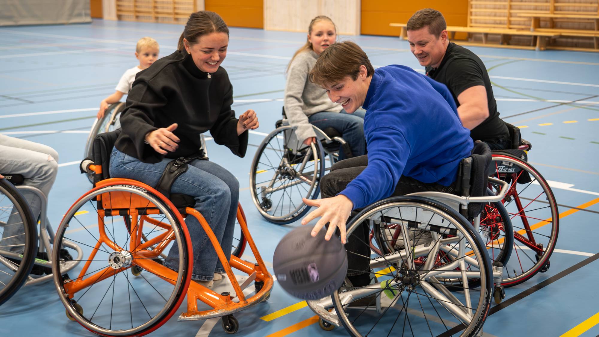 Spiller basket i rullestol