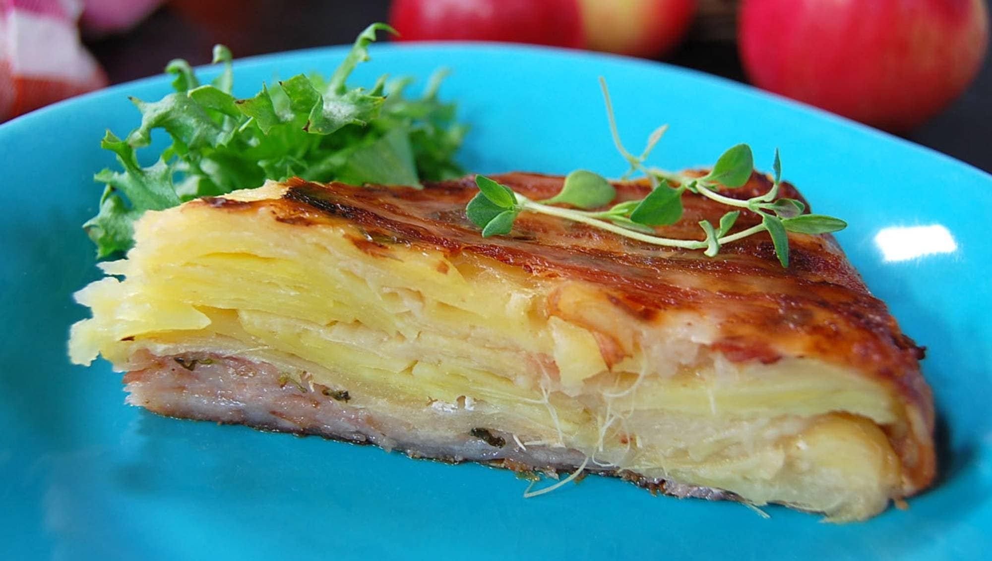 Pommes Anna potetform med epler og bacon NRK Mat Oppskrifter og