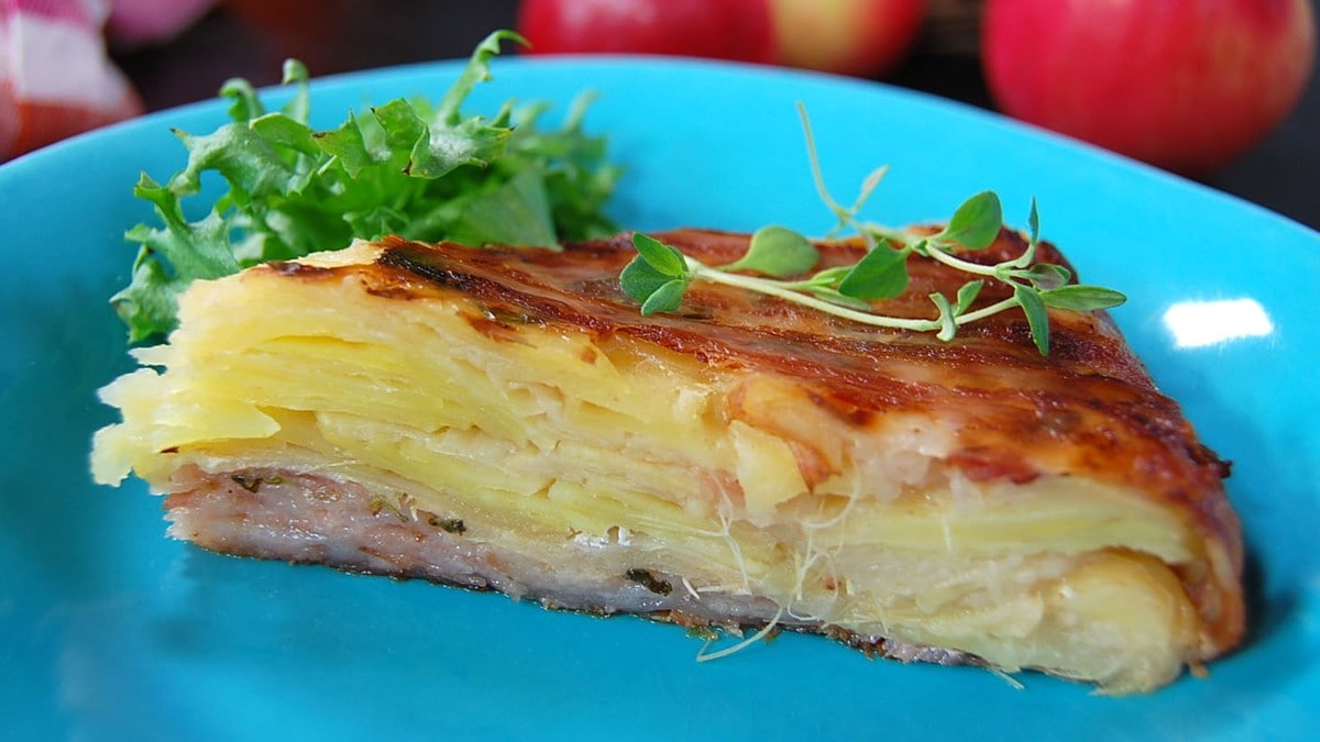 Pommes Anna potetform med epler og bacon NRK Mat Oppskrifter og