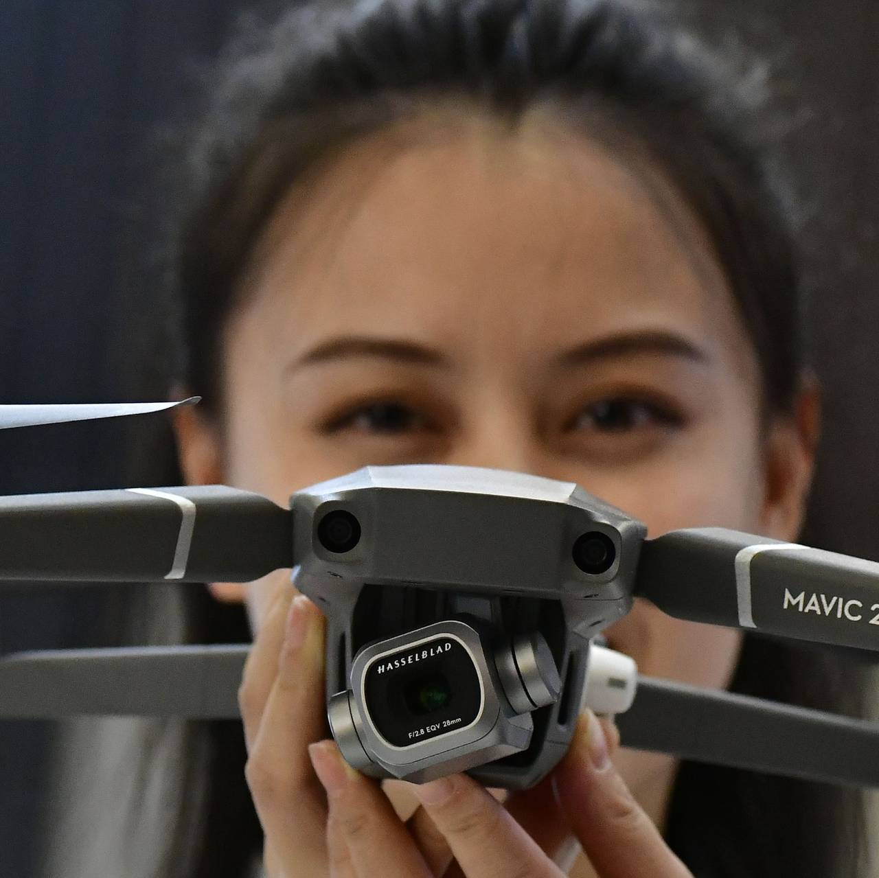 Kvinne viser fram ny drone i 2018.