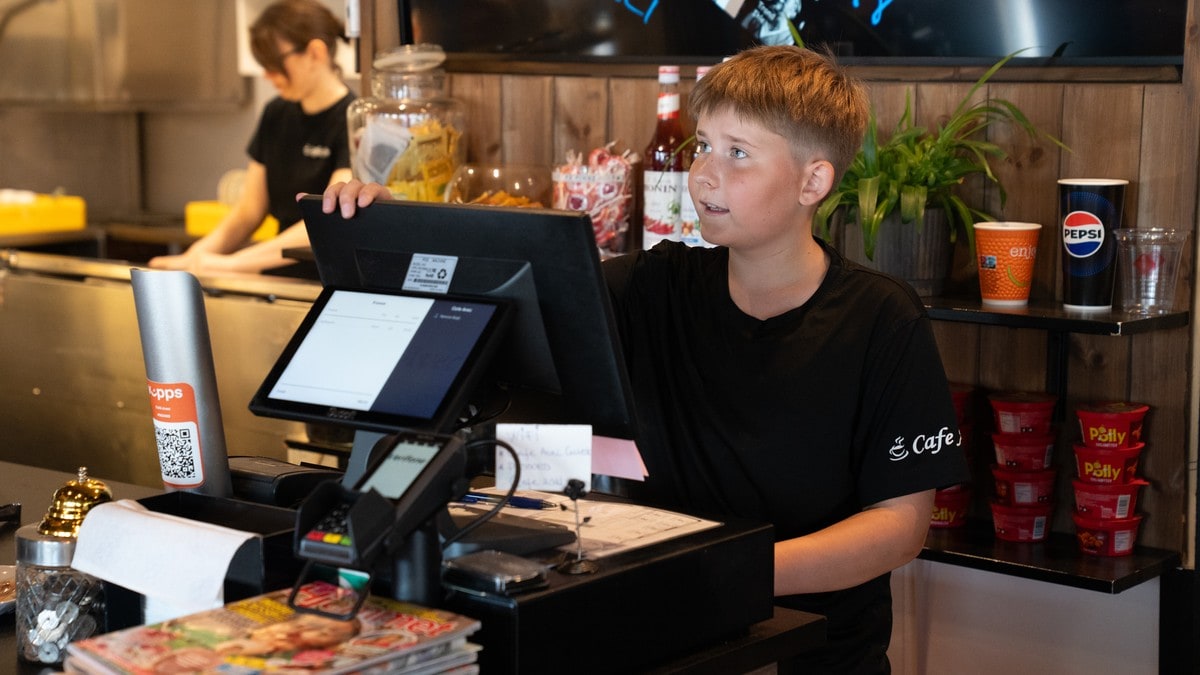 Ber kundene om «sommertålmodighet»: Vil gi unge smaken på arbeidslivet