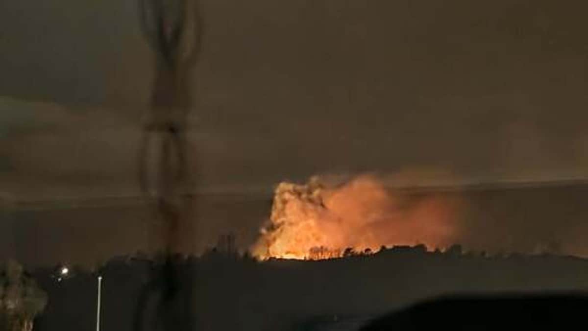 Terrengbrann på Askøy – evakuerer bebyggelse i nærheten