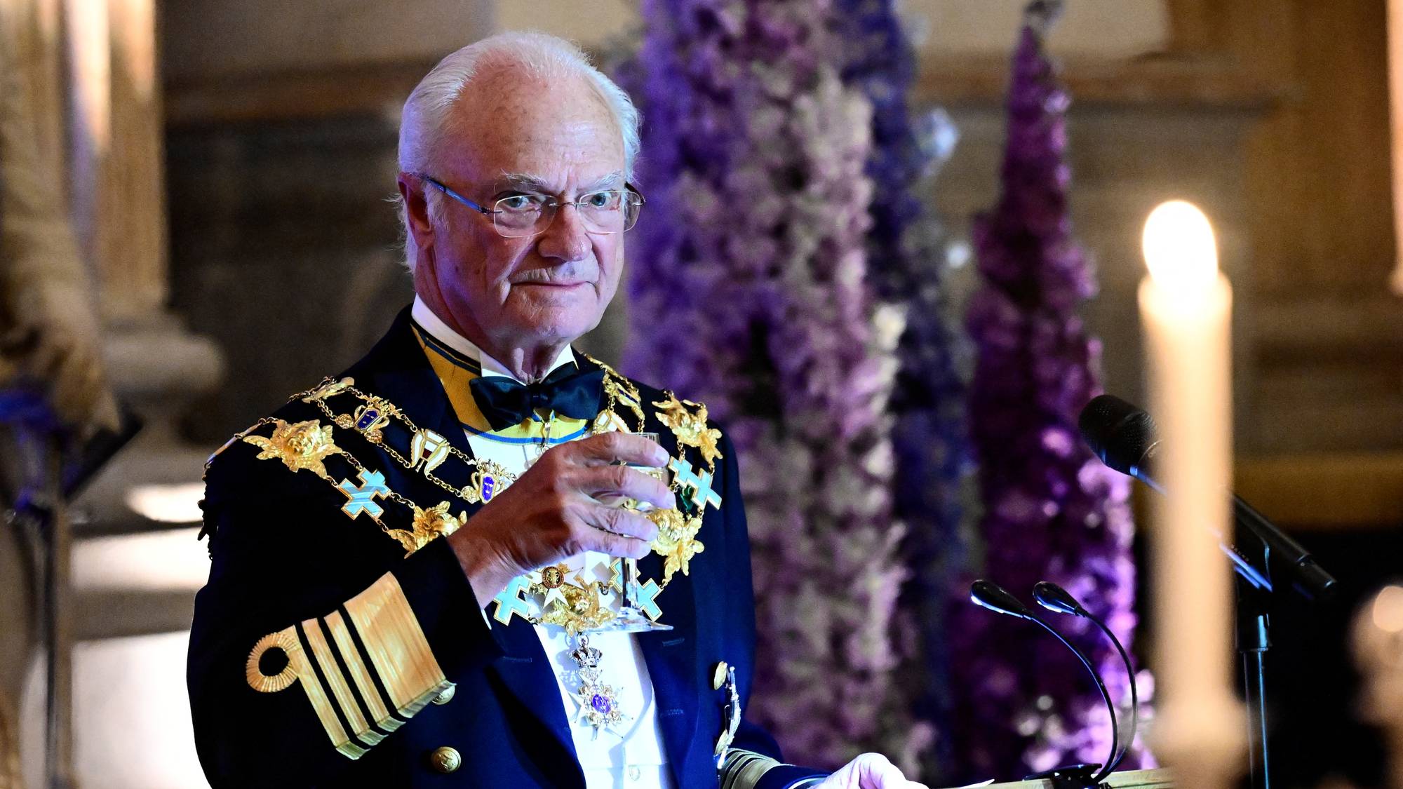 Kong Carl Gustaf hever glasset under sin tale på gallamiddagen under feiringen av hans 50 år på tronen i 2023