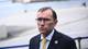 JONATHAN NACKSTRAND / AFP / NTB Utenriksminister Espen Barth Eide har på seg en mørk dressjakke, hvit skjorte og et gult slips.
På reversen av dressjakken sitter en knapp med et bilde på.
Bakgrunnen er ute ved sjøen med en kai.